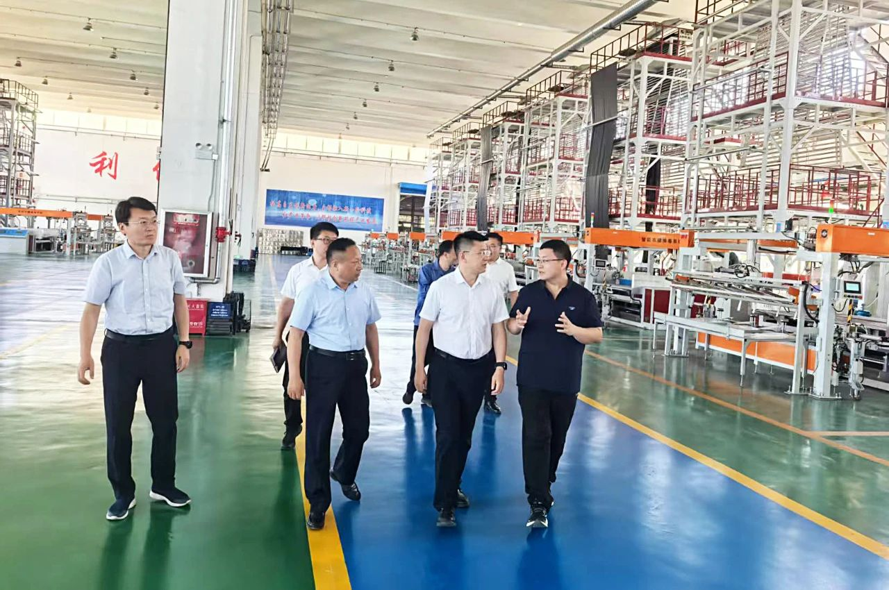 徐波到有关街道和企业调研督导