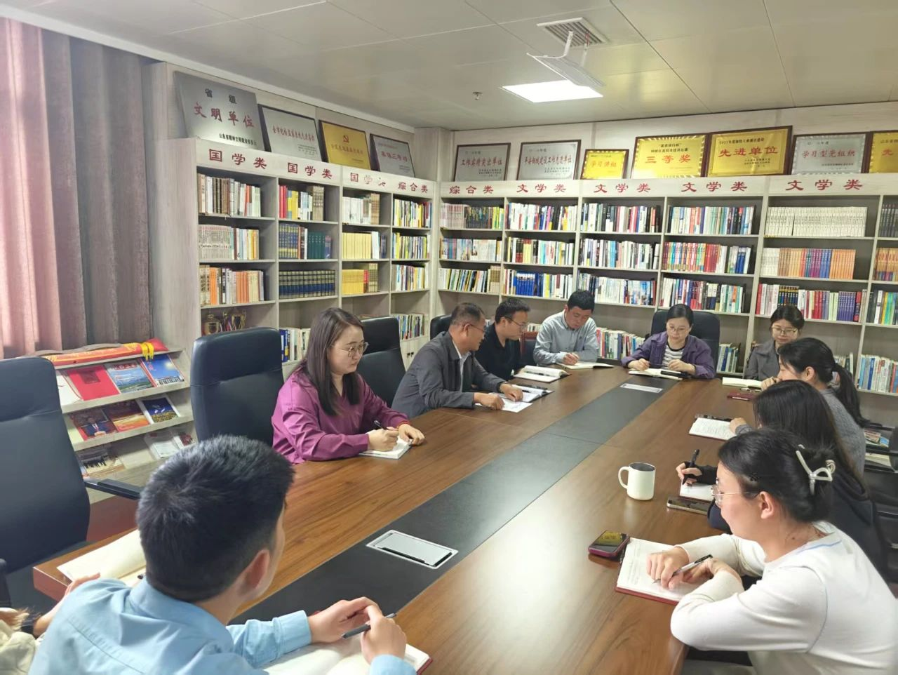 区纪委监委组织开展“一人讲众人听”座谈交流活动